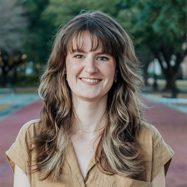 headshot photo of phoebe magee